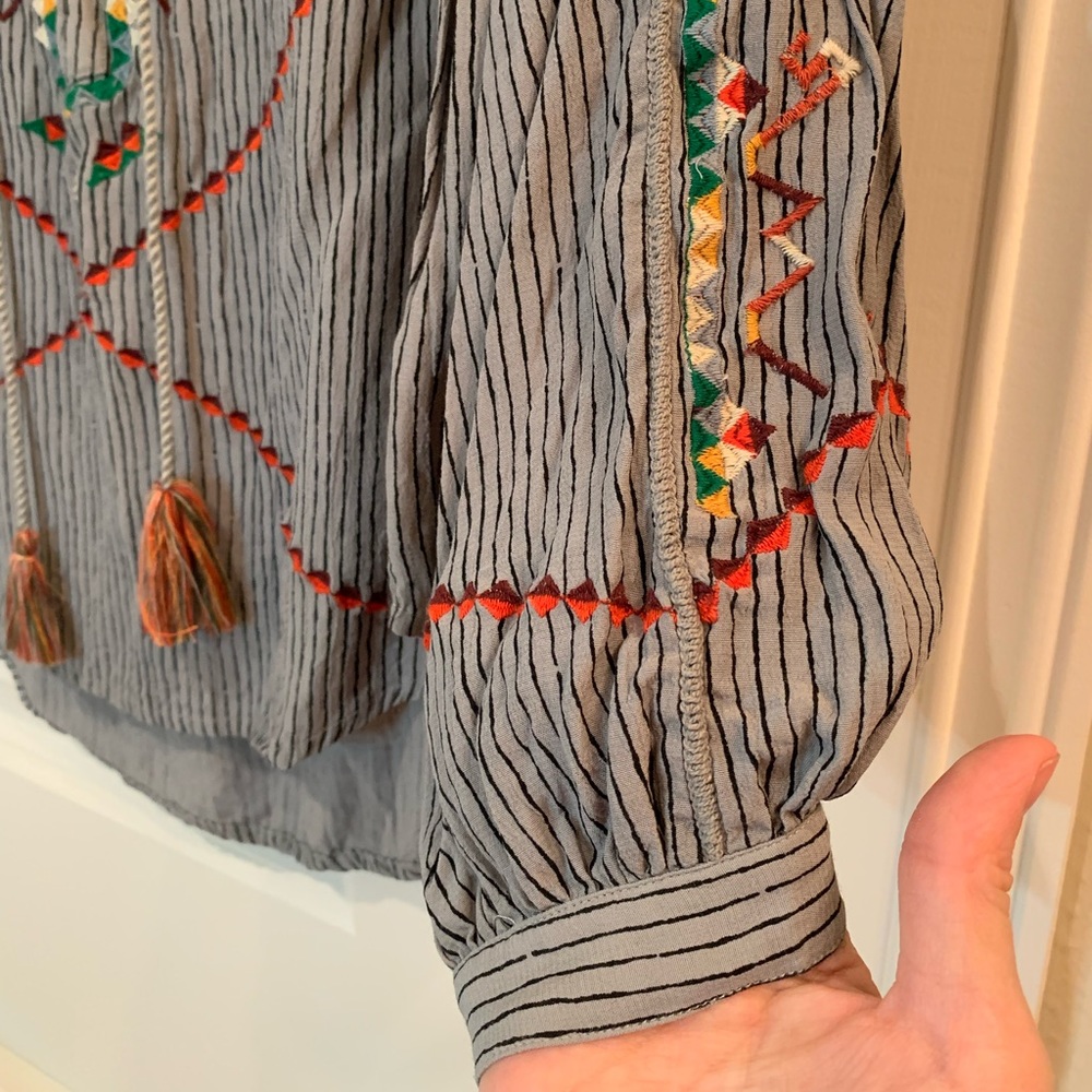 Akemi + Kin Anthropologie Embroidered Tunic Top Size 0 Petite - Picture 8 of 9